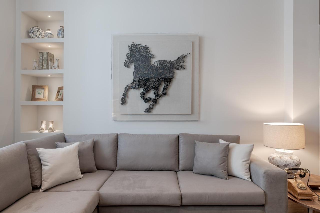 Historic Plaka'S Deluxe Apartment أثينا المظهر الخارجي الصورة